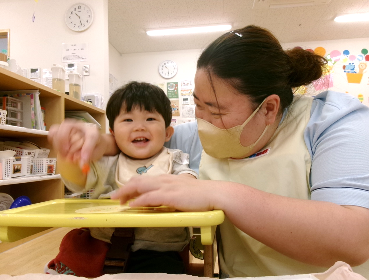 ひよこ組さんも、クレヨンを使って製作を楽しみました♡