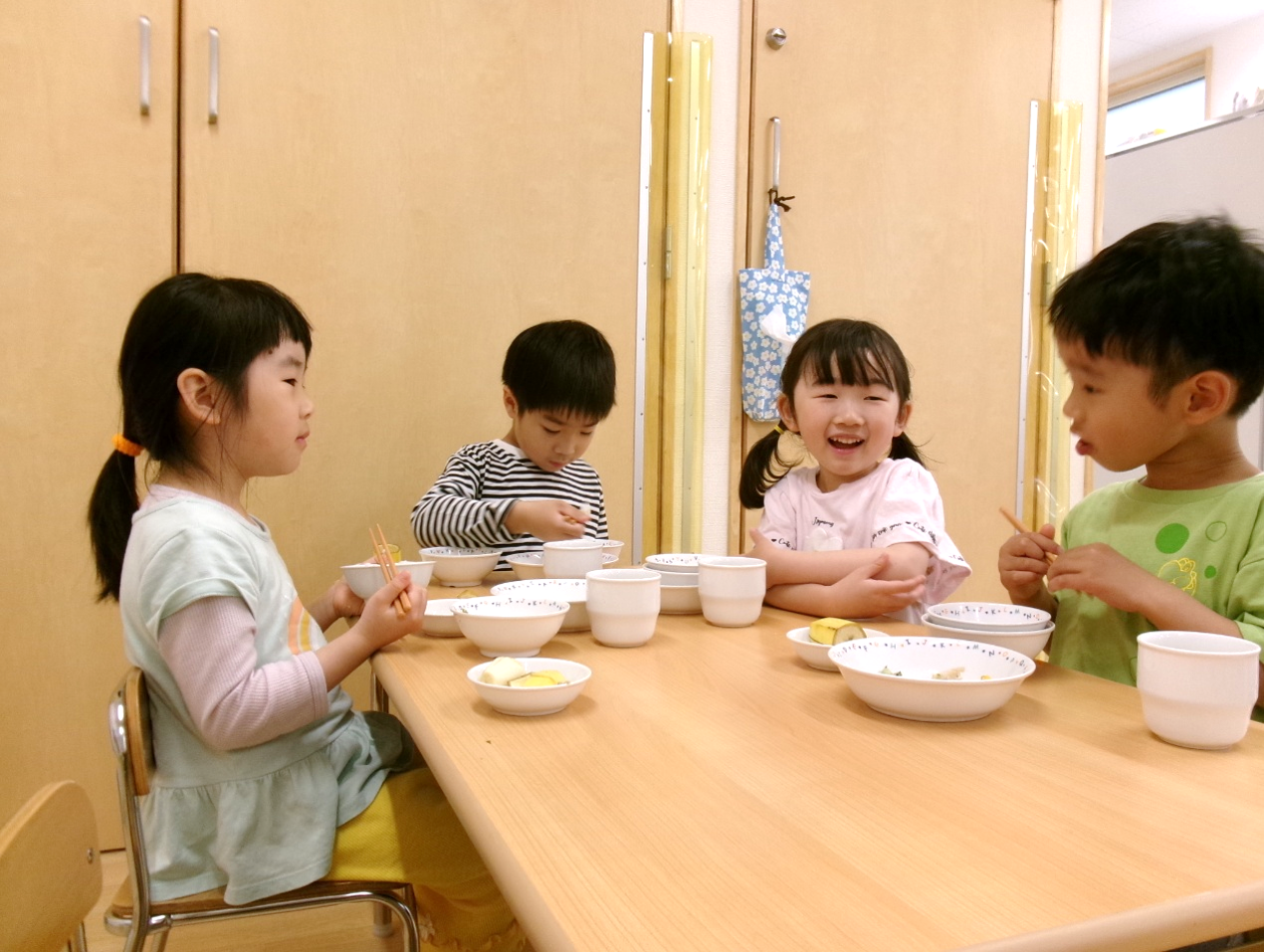 たくさん遊んだ後の給食、美味しいね(^〇^*)