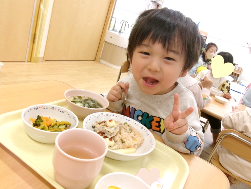 こいのぼりの形をしたミートローフや、かしわもち風の蒸しパンを食べたよ♪