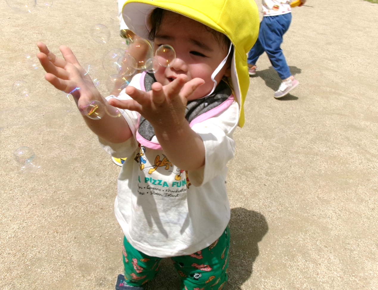 ニコニコ笑顔で、嬉しそうにシャボン玉を追いかけていました♡♪