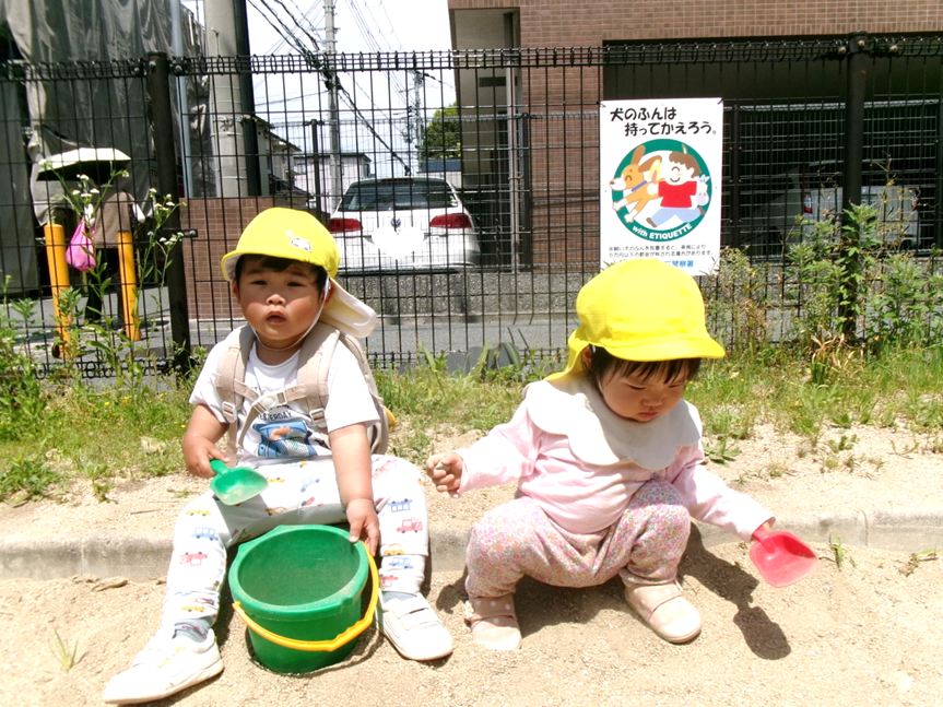お砂遊びの後、自らお片付けに来てくれたあひる組のお友だち♪「できたね〜」と嬉しそうにお話していました(⁎˃ᴗ˂⁎)