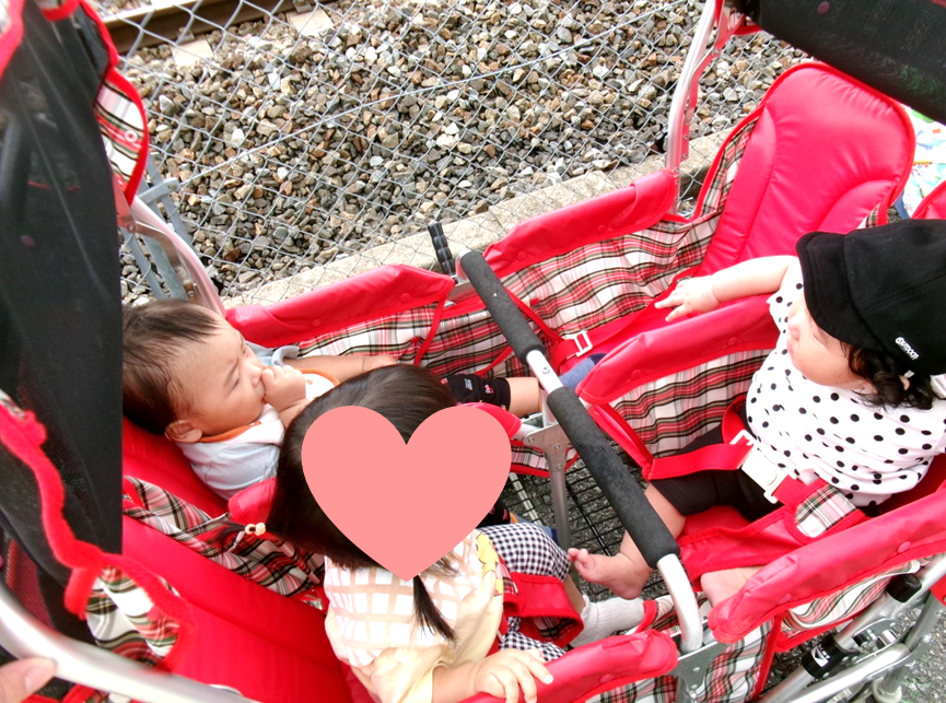 ひよこ組さんも、電車の音に反応してじーっと見つめて、通り過ぎるとニコッと笑っていました♡♡