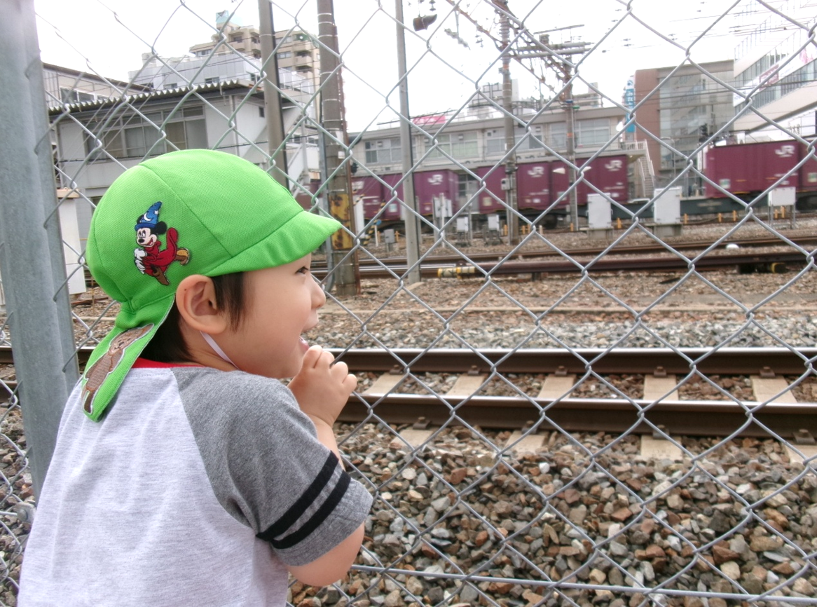 貨物列車だ~!!頑張って荷物を運んでね~!!