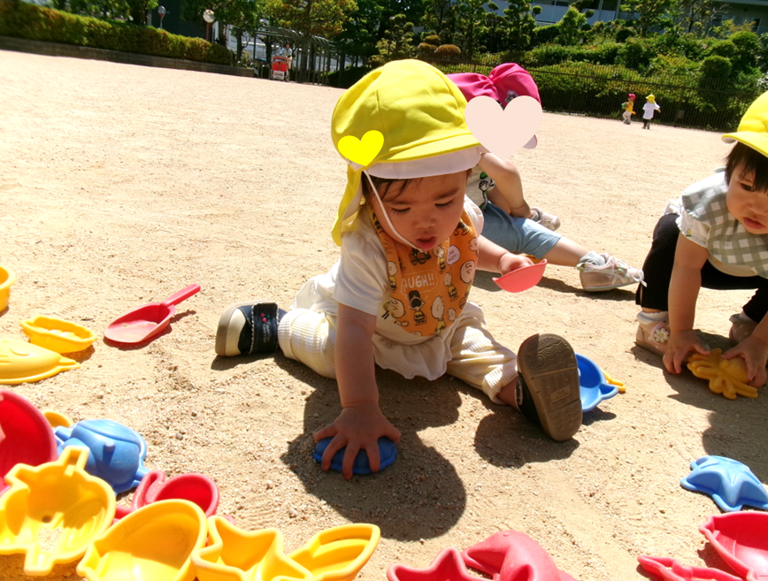 あひる組さんは砂遊びをしながら、お友だちと笑い合っていました(*^o^*)