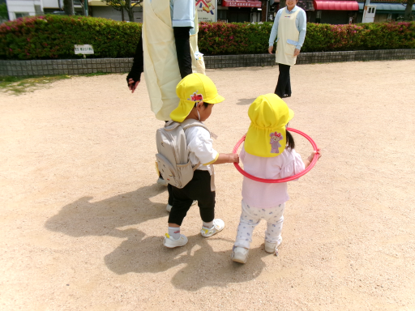 公園では、フラフープを使って元気いっぱい遊びました☆彡
