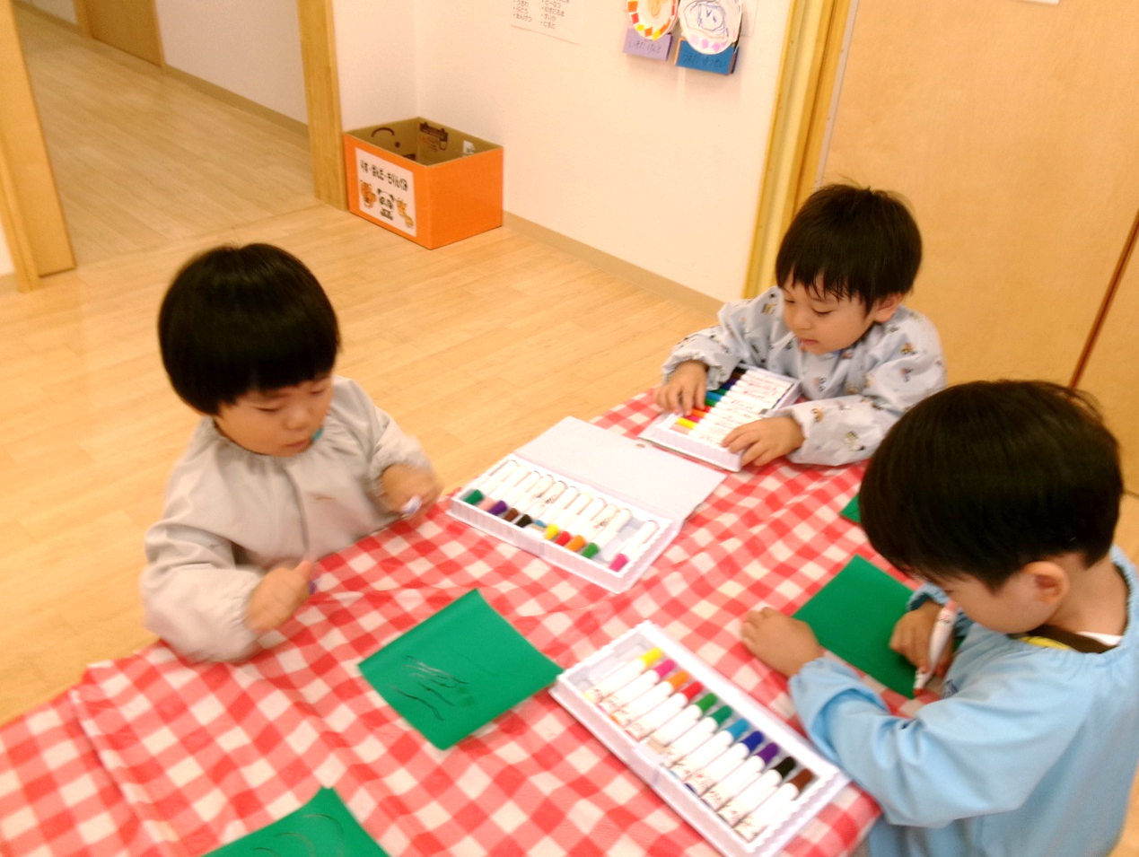 りす組さんは、七夕に向けて、線を描いた折り紙をハサミでちょきちょき!!