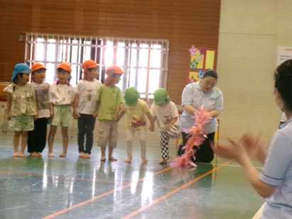 みんなで手をつないで、火の輪のフラフープをくぐります★彡
