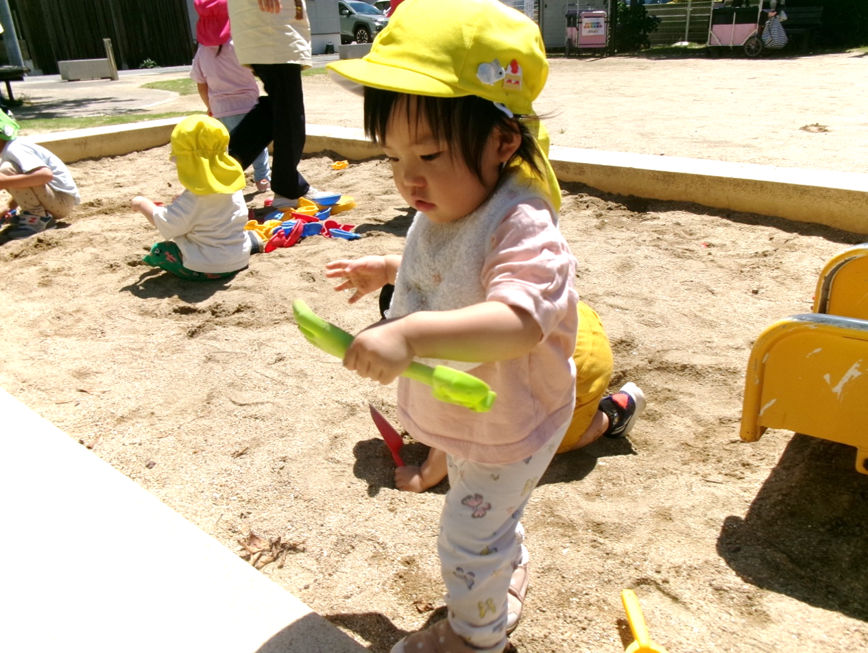 砂遊び夢中な、あひる組のお友だちヽ(*＾ω＾*)ﾉ