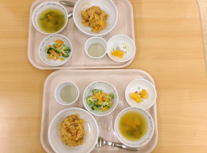～今日の献立～チキンピラフ、ブロッコリーとにんじんのマヨ和え、かぼちゃとわかめのお味噌汁、オレンジ	（おやつ：さつまいもの茶巾）