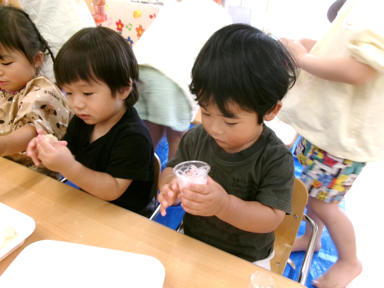 春雨を入れたコップを、大事そうに眺めています♡