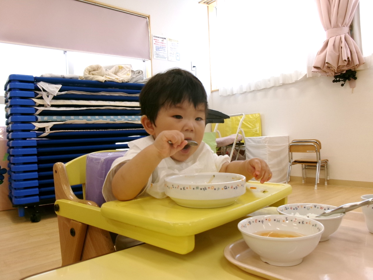 たくさん遊んで、おなかペコペコ( ˶ˆ⤙ˆ˵ )スプーンを使ってじょうずに食べるよ♪