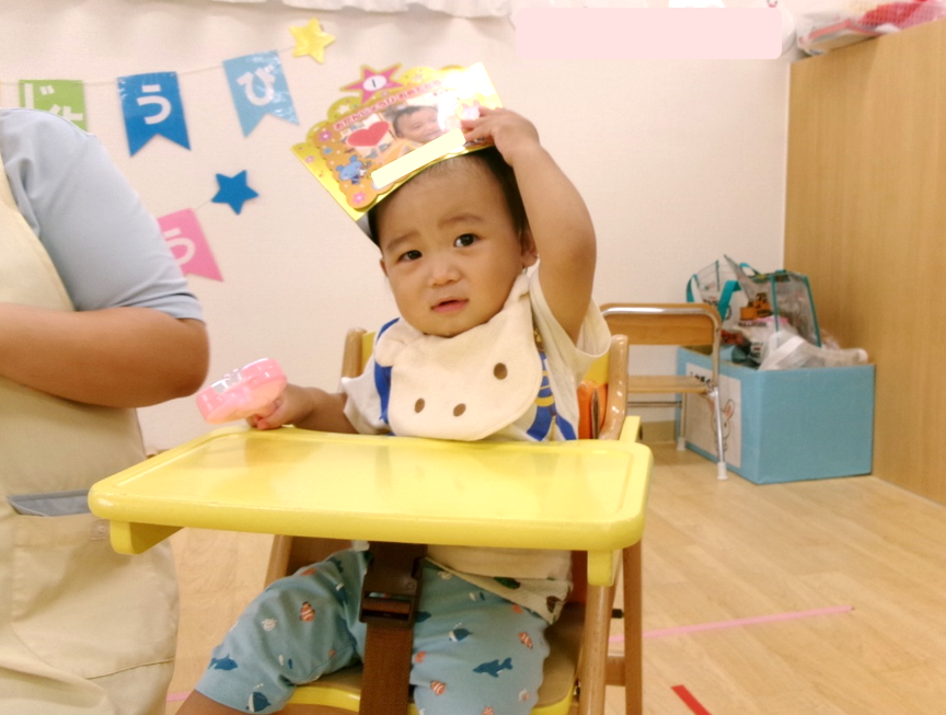 1歳になったお友だち♡かんむりのお誕生日カードをもらったよ(・◡︎‹ )**