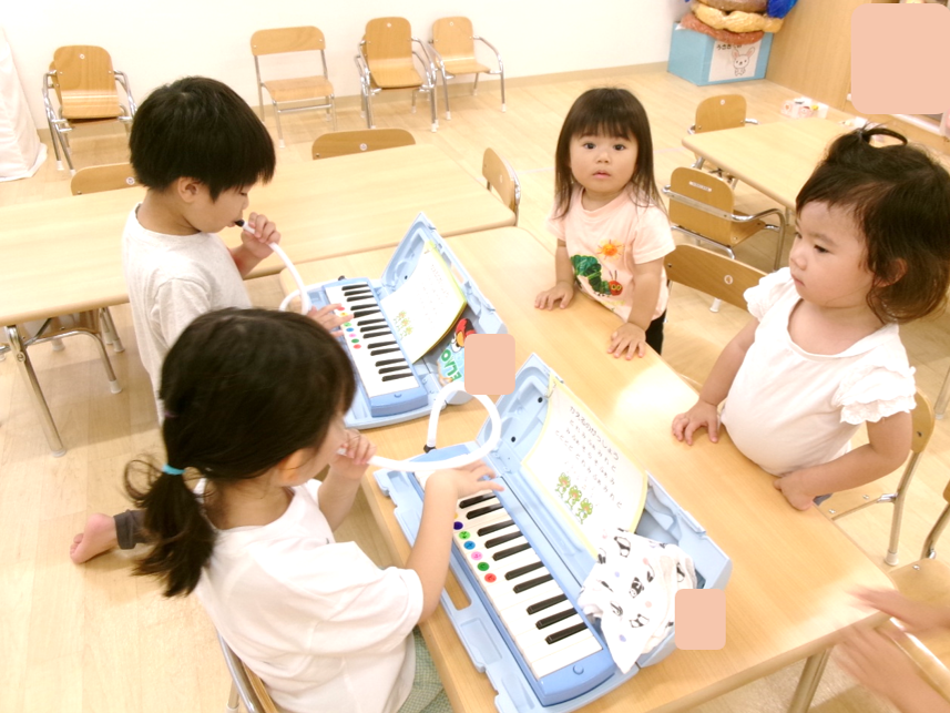 幼児さんがピアニカを披露中(﹡ˆ﹀ˆ﹡)不思議そうにじっと見つめる、あひる・うさぎ組のお友だち♪