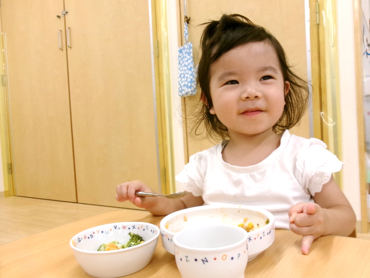 ~今日の給食~チキンピラフ、ブロッコリーと人参のマヨ和え(ノンエッグ)、カボチャとわかめのお味噌汁、オレンジ さつまいもの茶巾(おやつ)