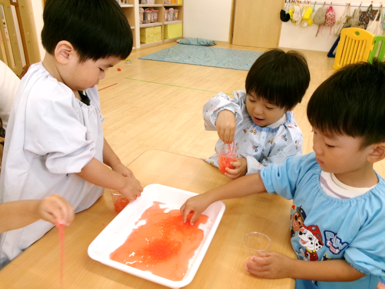 「つめた～い！」「つるつる滑るよ！」と言いながら、ひんやりとした感触を楽しむ子どもたち♪