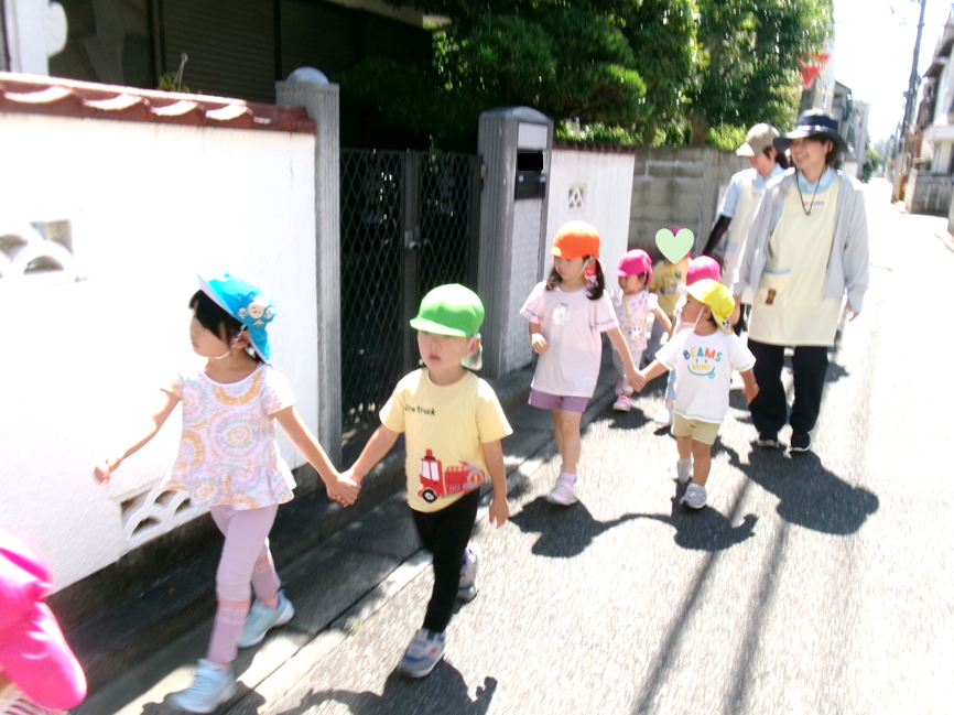 手をつないで、たくさん歩いたよ!!