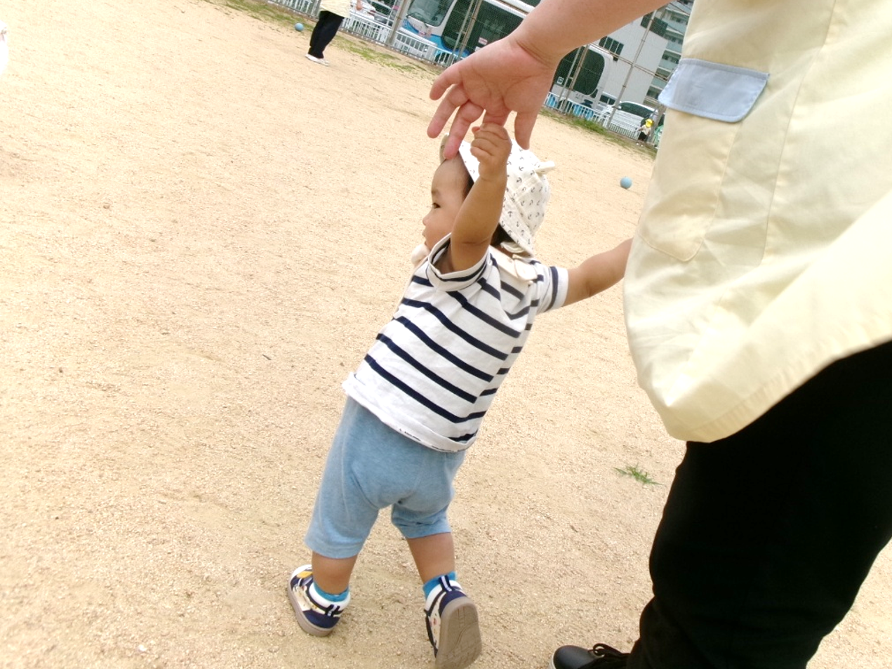 今日初めて靴を履いて遊んだお友だち♪数歩保育士と一緒に歩くと、すぐに慣れて1人でスタスタと歩いていました(*≧∀≦*)