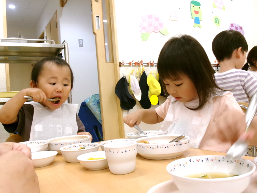 「いただきまーす!」大きなおくちでほおばり、にっこり美味しそうに食べていました(• ▿ ‹ )-⋆。·