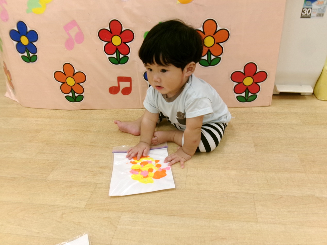 午後、ひよこ組さんは袋の中に絵の具を入れ、むにゅむにゅと感触を楽しみながら製作をしました♪