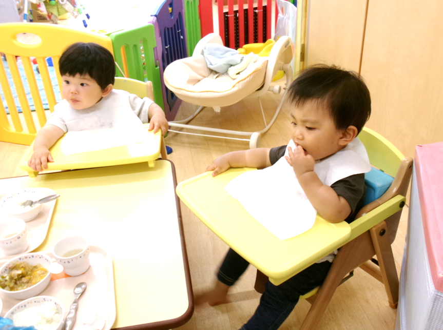 ひよこ組さんも、元気いっぱい給食を食べています(*◔‿◔*)