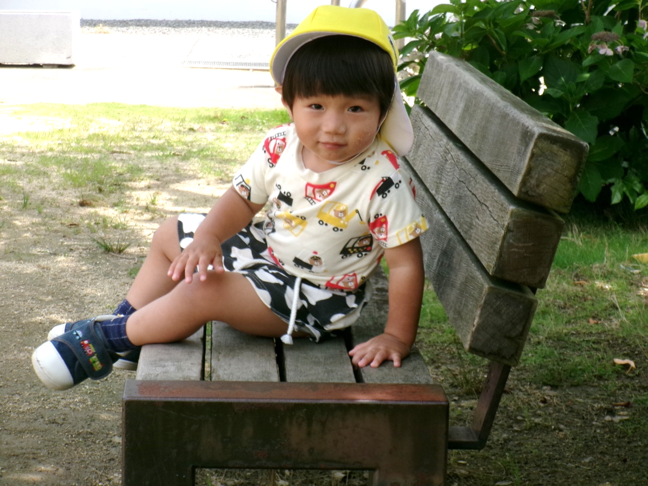 ベンチでひと休み♪次は何をして遊ぼうかな(*◔‿◔*)