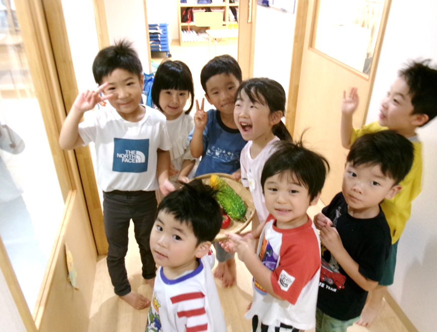 給食室へ「こんなに採れたよ～！！」と、収穫した野菜を届けに行きました♪