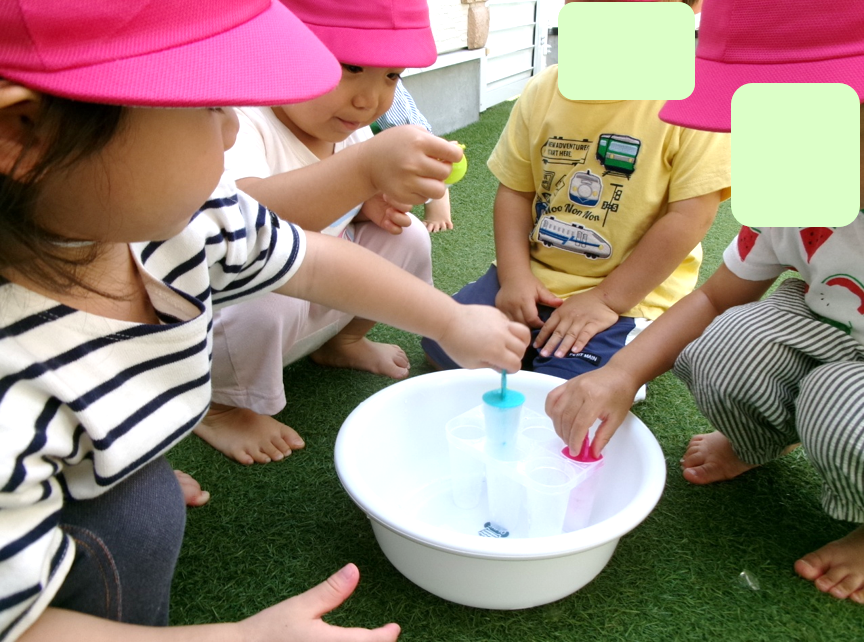 うさぎ組さんは、お誕生日会の後に氷遊びをしました♪「冷たいね～！」とお友だちとお話しながら楽しんでいました(*^-^*)