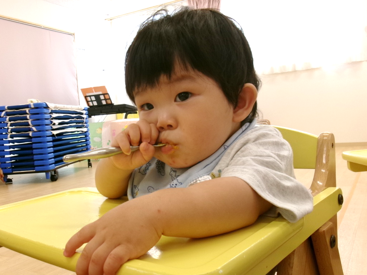 スプーンをぎゅっと握って、自分でぱくり!上手に食べられました( ˶ˆ⤙ˆ˵ )