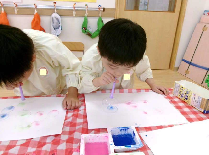 製作では、好きな色のシャボン玉を画用紙に飛ばして、シャボン玉アートを楽しみました(^^♪