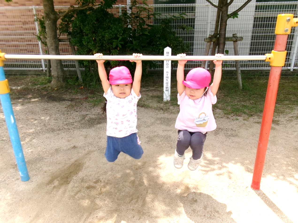 「今日はブラーンってするの!」と言って公園に着くと「先生見ててよ!」と言いながら、鉄棒に上手にぶら下がって遊んでいました(・◡︎‹ )**