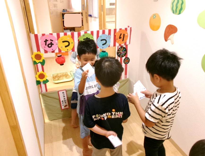 引換券をぎゅっと握りしめ、とっても嬉しそう♪