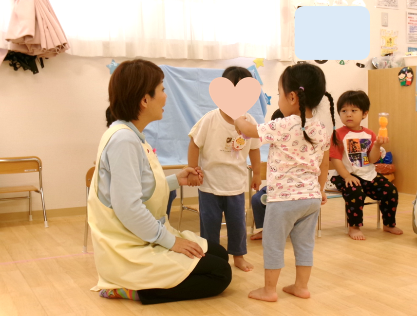 お誕生日のお友だちにインタビュー♪お名前や年齢を、とても上手に答えてくれていました(*^-^*)