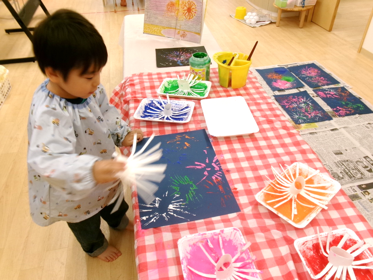幼児クラスのお友だちは、花火の製作(*^o^*)色とりどりで、とってもきれいだね!