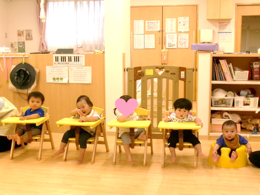 ひよこ組さんも朝の会に参加しています♪お友だちや保育士のことを見ながら、季節の歌や手遊びを楽しんでいますෆ´・ᴗ・`ෆ