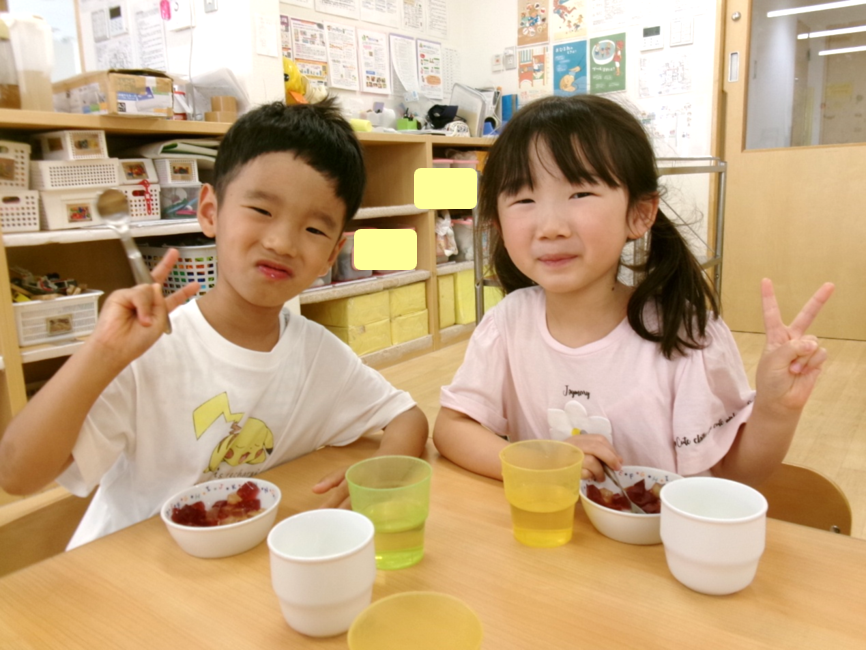 今日のおやつは、ぶどうとりんごのゼリーでした♪こんにゃくみたい!という声が聞こえてきました( ˶ˆ⤙ˆ˵ )