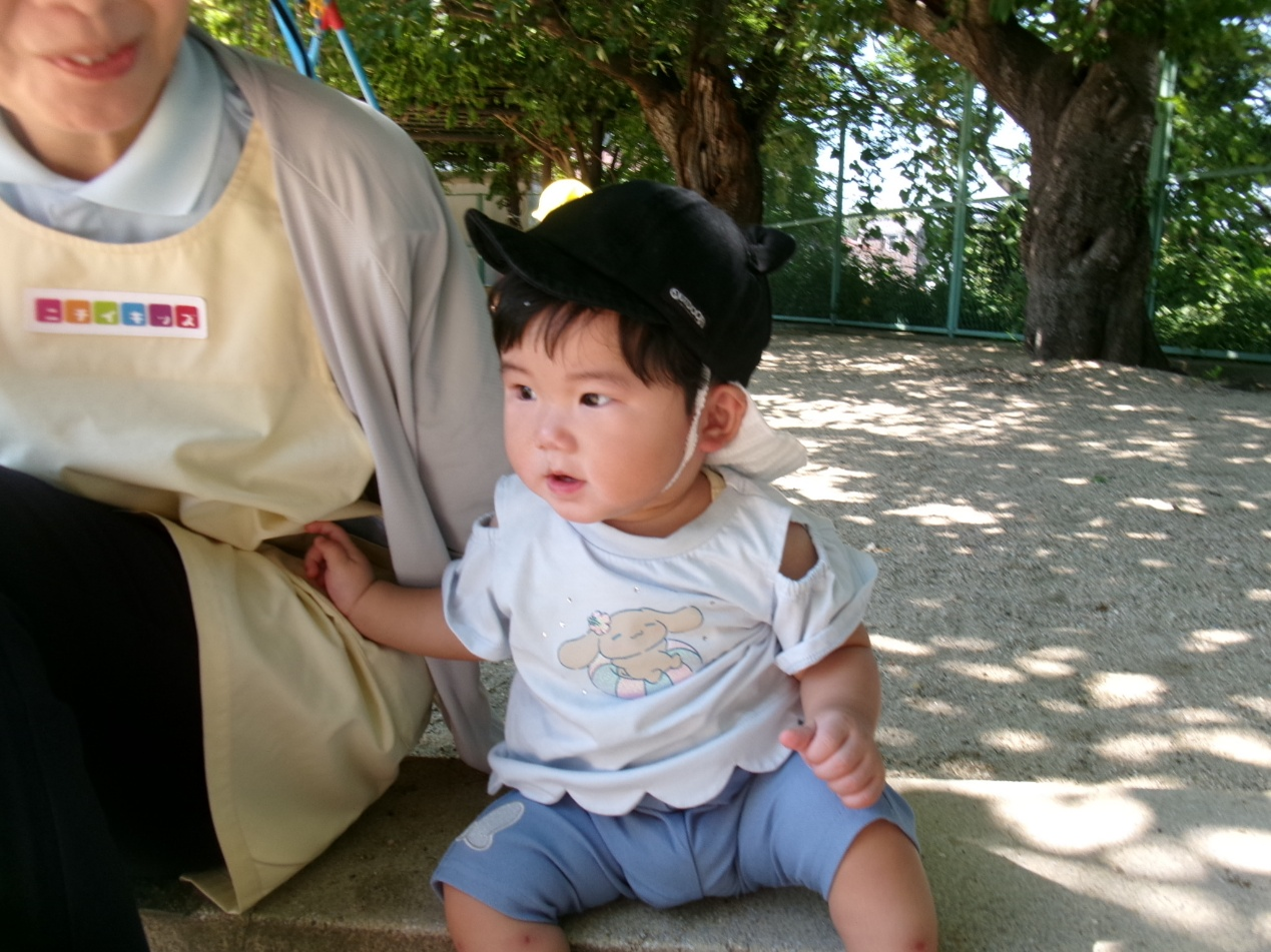ひよこ組のお友だちも、ぽかぽか陽気の中で、のんびりと公園の雰囲気を楽しんでいました( ˶ˆ꒳ˆ˵ )