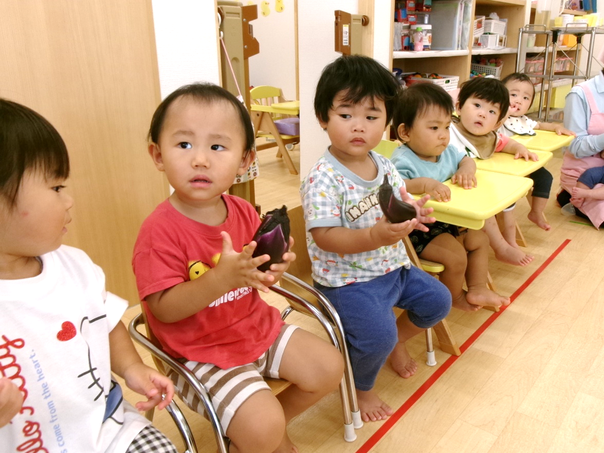 手に持ってじっくり観察中…(﹡ˆ﹀ˆ﹡)