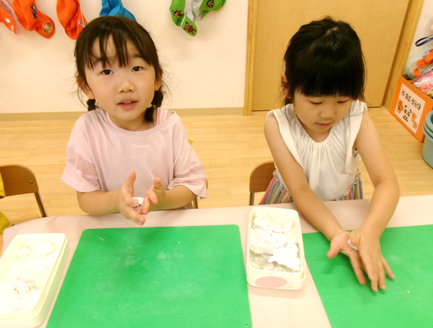 粘土を使って、今日は何を作ろうかなo(`・ω・´)o