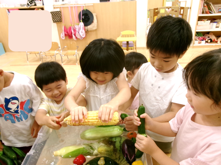 水の中に野菜を入れて、「浮いた！」「沈んだ！」と不思議を発見しました♪