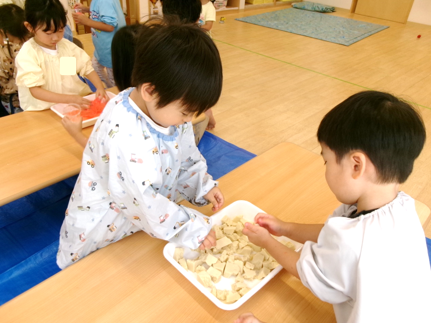 カチカチの高野豆腐が、水を含んで柔らかく変化する様子に、興味津々でした(*^o^*)