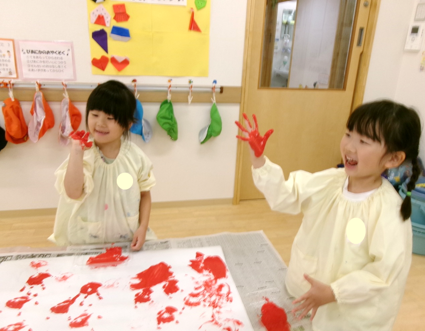 お友だちと一緒に、絵の具の感触を楽しみました(*◔‿◔*)