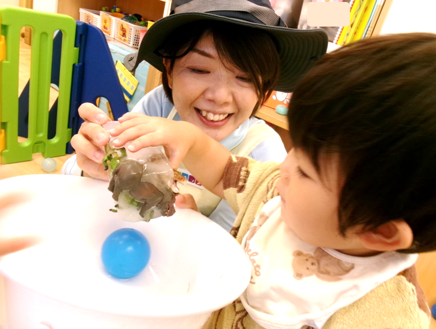 ひよこ組さんも、氷に触れました♪冷たいっという表情をしながらも、氷遊びを満喫していました(^^♪