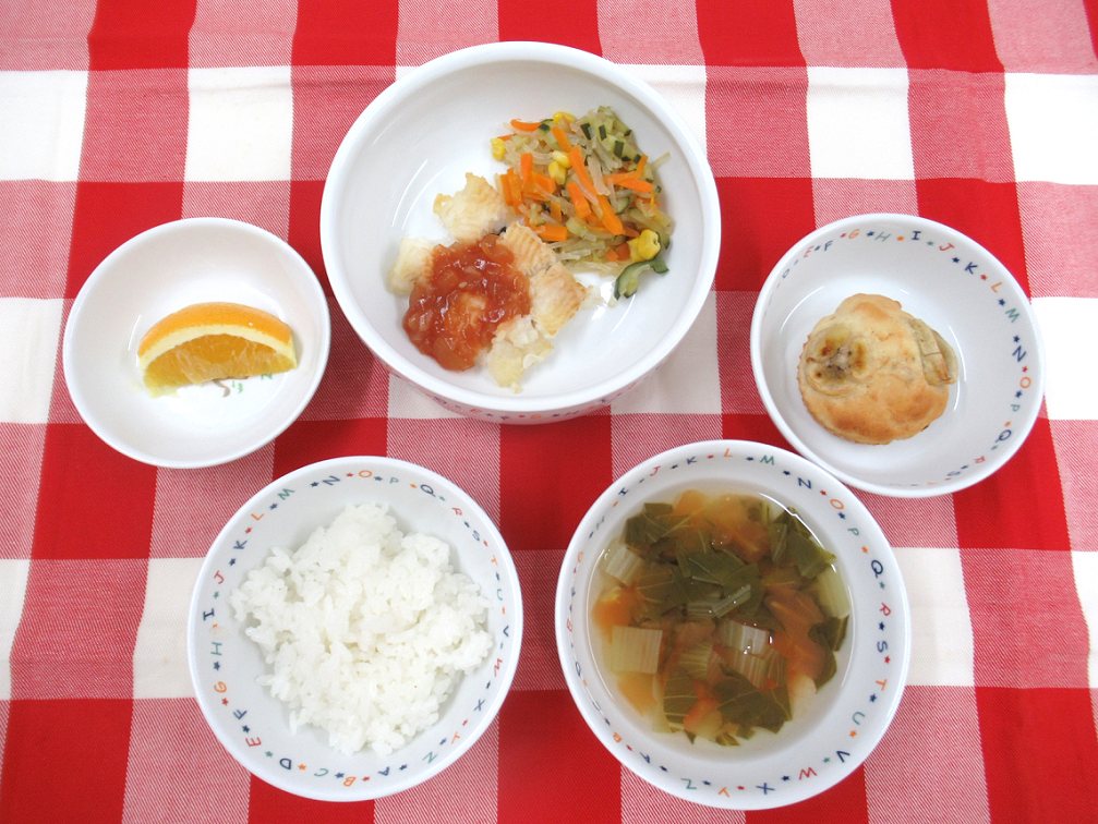 ★今日の献立★ご飯、カレイのチリソース、春雨サラダ、チンゲン菜の中華スープ、オレンジ、バナナケーキ