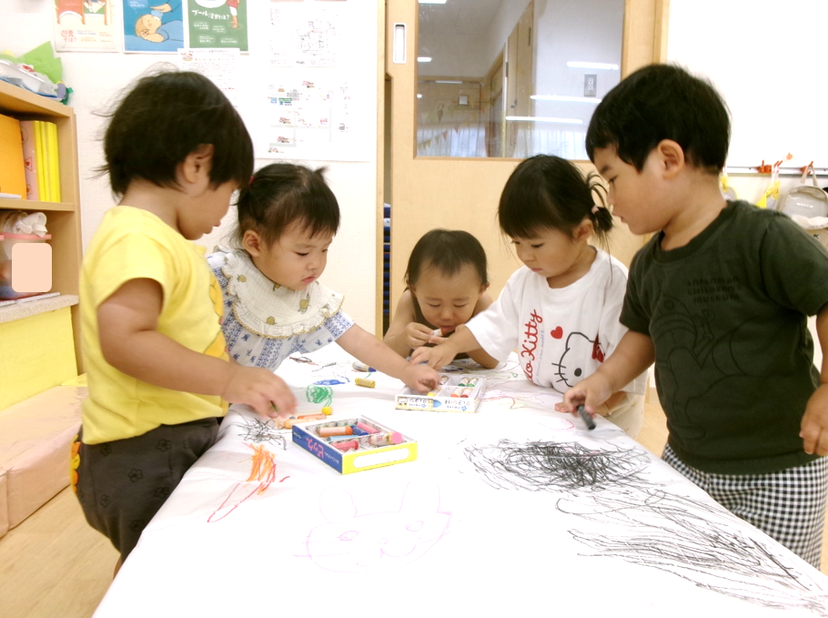あひる組さんも、ダイナミックにお絵描きを楽しみました(*^o^*)