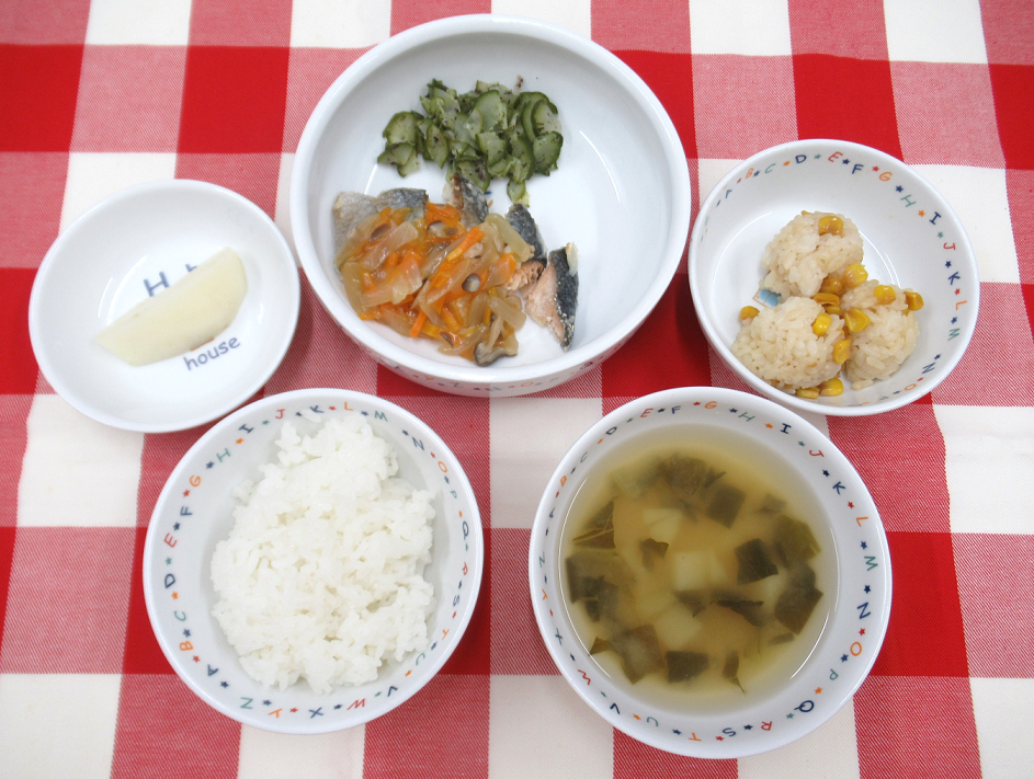 ~今日の献立~ご飯、鮭の中華あんかけ、きゅうりのゆかり和え、じゃがいものお味噌汁、梨 おやつ:焼きとうもろこしおにぎり
