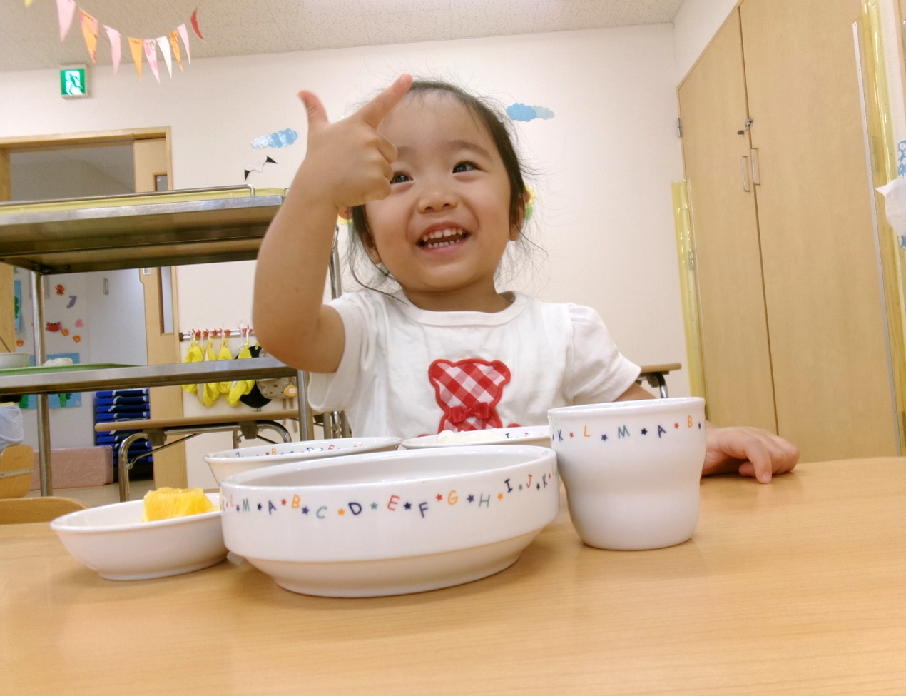 「バキューン!」の手の形を意識しながら、上手にお箸を持っていますヾ(@⌒ー⌒@)ノ