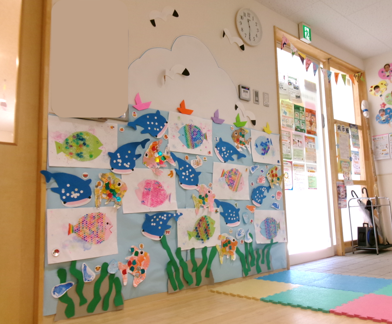 8月の壁面政策のテーマは『海』٩꒰。•◡•。꒱۶子どもたちの作品がとっても色鮮やかです☆彡
