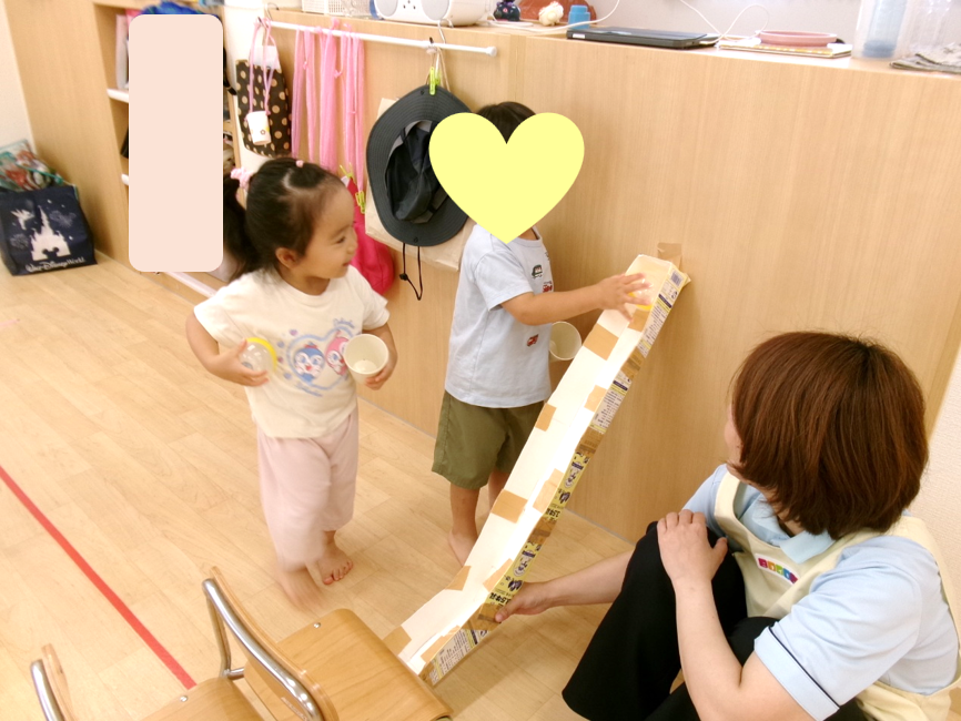うさぎ組さんは、牛乳パックをつなげてスライダーを作り、ボールを転がして遊びました(*◔‿◔*)