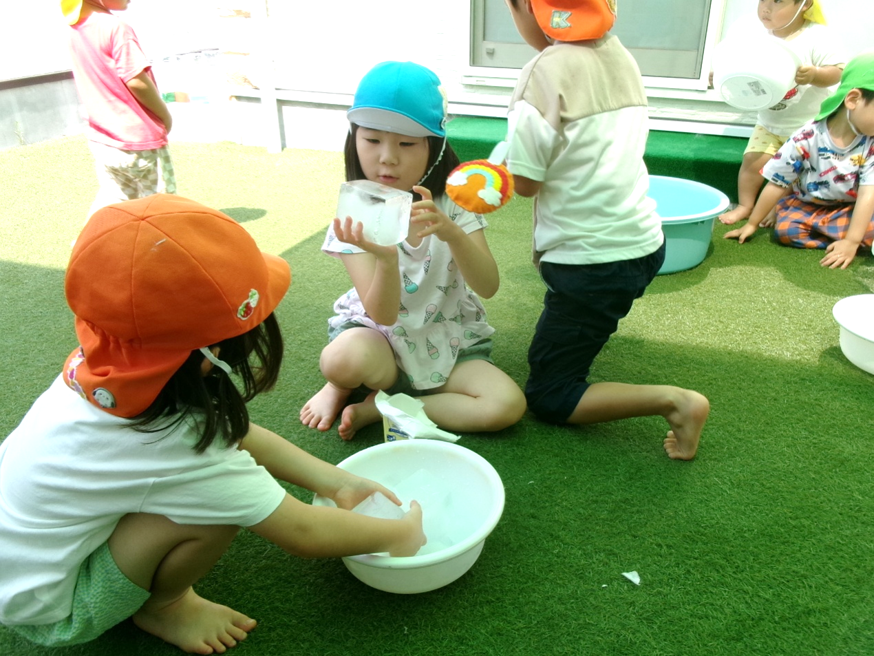 大きな氷に興味津々の子どもたち♪(๑ᴖ◡ᴖ๑)♪