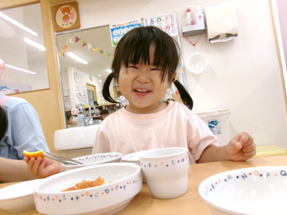 大好きなオレンジを食べて、にっこり(*≧∀≦*)